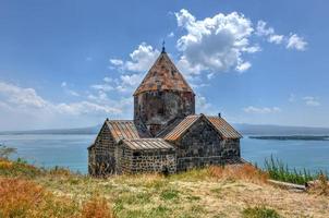 vista panorámica de una antigua iglesia sevanavank en sevan, armenia. foto