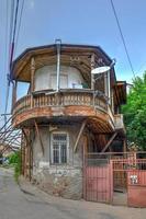 balcones y calles del casco antiguo de tbilisi, georgia. foto