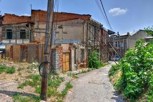 balcones y calles del casco antiguo de tbilisi, georgia. foto