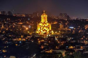 iglesia catedral ortodoxa de la santísima trinidad de sameba en tbilisi, georgia por la noche. foto