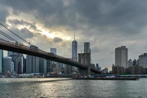 puente de brooklyn y vista de manhattan foto