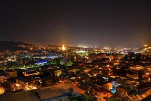 iglesia catedral ortodoxa de la santísima trinidad de sameba en tbilisi, georgia por la noche. foto