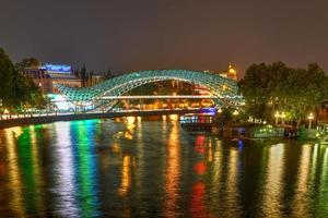 el puente de la paz en tbilisi, un puente peatonal sobre el río mtkvari en tbilisi, georgia. foto