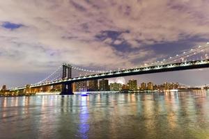 vista del puente de brooklyn y manhattan con fuegos artificiales foto