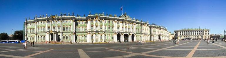 plaza del palacio, columna de alejandro y edificio del personal general en san petersburgo, rusia foto