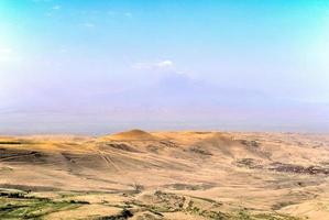 vistas panorámicas a la montaña desde el parque forestal jrvezh en armenia. foto