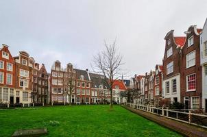 casas medievales en begijnhof, amsterdam foto