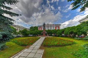 Monument to Lenin in Vladimir, Russia adjacent to the bank, 2022 photo