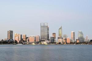 perth, australia, horizonte, reflejado, en, el, cisne, río foto