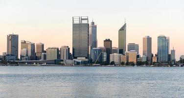 perth, australia, horizonte, reflejado, en, el, cisne, río foto