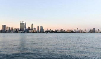 perth, australia, horizonte, reflejado, en, el, cisne, río foto