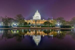 construcción del edificio del capitolio en la noche - washington, dc foto