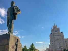 monumento al poeta soviético vladimir mayakovsky en la plaza del triunfo cerca de la calle tverskaya en moscú, rusia. fue erigido en 1958. hermosa vista de la arquitectura antigua en el centro de moscú en verano de 2022 foto