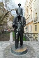 estatua de franz kafka - praga, república checa, 2022 foto