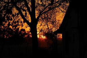puesta de sol sobre un rancho foto