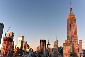 horizonte de la ciudad de nueva york al atardecer foto