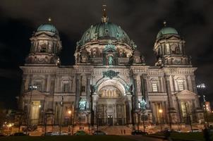 catedral de berlín de noche foto