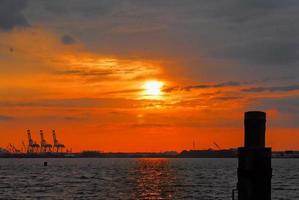 puerto de nueva york al atardecer foto