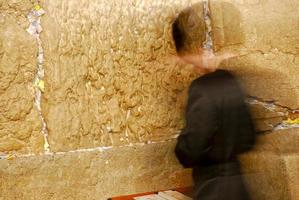 hombre jasídico tradicional rezando en el muro occidental foto