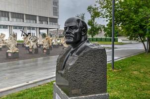 moscú, rusia - 18 de julio de 2018 - escultura de lenin en el parque del monumento caído, moscú, rusia. foto