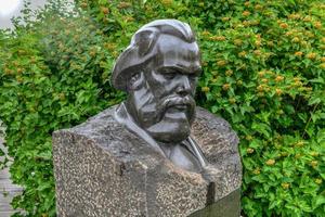 moscú, rusia - 18 de julio de 2018 - escultura de marx en el parque del monumento caído, moscú, rusia. foto