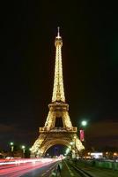 la torre eiffel, una torre de celosía de hierro forjado en el campo de marte en parís, francia, 2022 foto