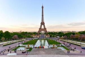 la torre eiffel, una torre de celosía de hierro forjado en el campo de marte en parís, francia. foto