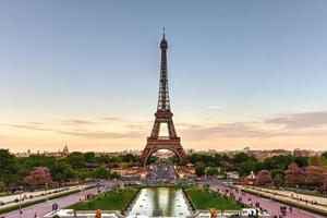 la torre eiffel, una torre de celosía de hierro forjado en el campo de marte en parís, francia. foto