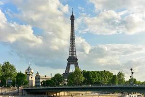 la torre eiffel, una torre de celosía de hierro forjado en el campo de marte en parís, francia. foto