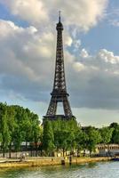 la torre eiffel, una torre de celosía de hierro forjado en el campo de marte en parís, francia. foto