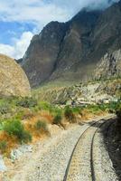 vista del camino entre cusco y machu picchu, perú foto