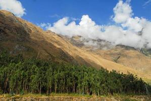 vista del camino entre cusco y machu picchu, perú foto