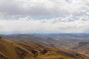 vista a lo largo de la carretera cusco-puno, perú foto