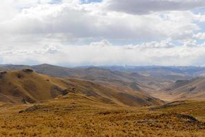 vista a lo largo de la carretera cusco-puno, perú foto