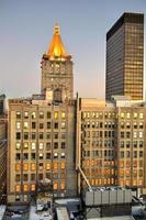 horizonte de la ciudad de nueva york al atardecer foto