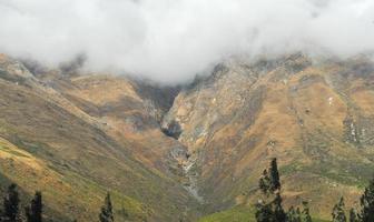 vista del camino entre cusco y machu picchu, perú foto