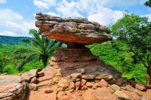 roca paraguas en el distrito de yilo krobo, en las afueras de accra, ghana foto