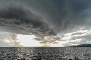 cielo tormentoso sobre el lago titicaca, perú foto