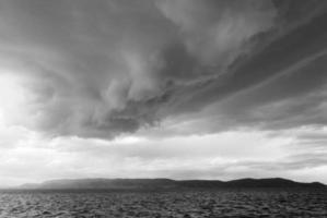 cielo tormentoso sobre el lago titicaca, perú foto