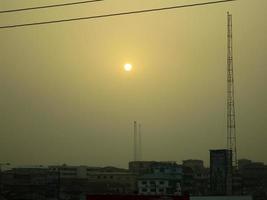 cielo brumoso sobre kumasi, ghana foto