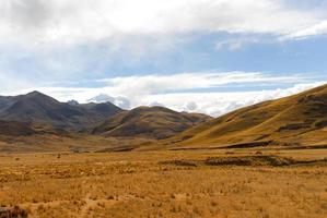 vista a lo largo de la carretera cusco-puno, perú foto