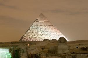 espectáculo de luces de la pirámide y la esfinge de giza en la noche - el cairo, egipto foto