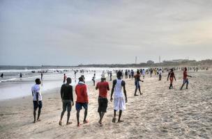 ghaneses en la playa para el 1 de mayo, feriado del día del trabajo, 2022 foto