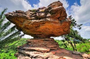 roca paraguas en el distrito de yilo krobo, en las afueras de accra, ghana foto