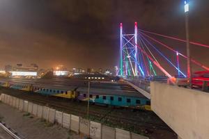 puente nelson mandela de noche - johannesburgo foto