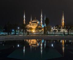 mezquita azul en estambul por la noche foto