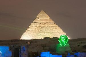 espectáculo de luces de la pirámide y la esfinge de giza en la noche - el cairo, egipto foto