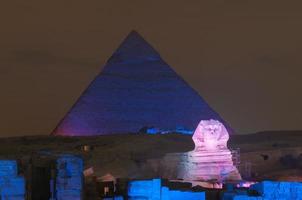 espectáculo de luces de la pirámide y la esfinge de giza en la noche - el cairo, egipto foto