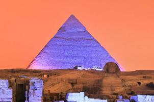 espectáculo de luces de la pirámide y la esfinge de giza en la noche - el cairo, egipto foto