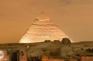 espectáculo de luces de la pirámide y la esfinge de giza en la noche - el cairo, egipto foto